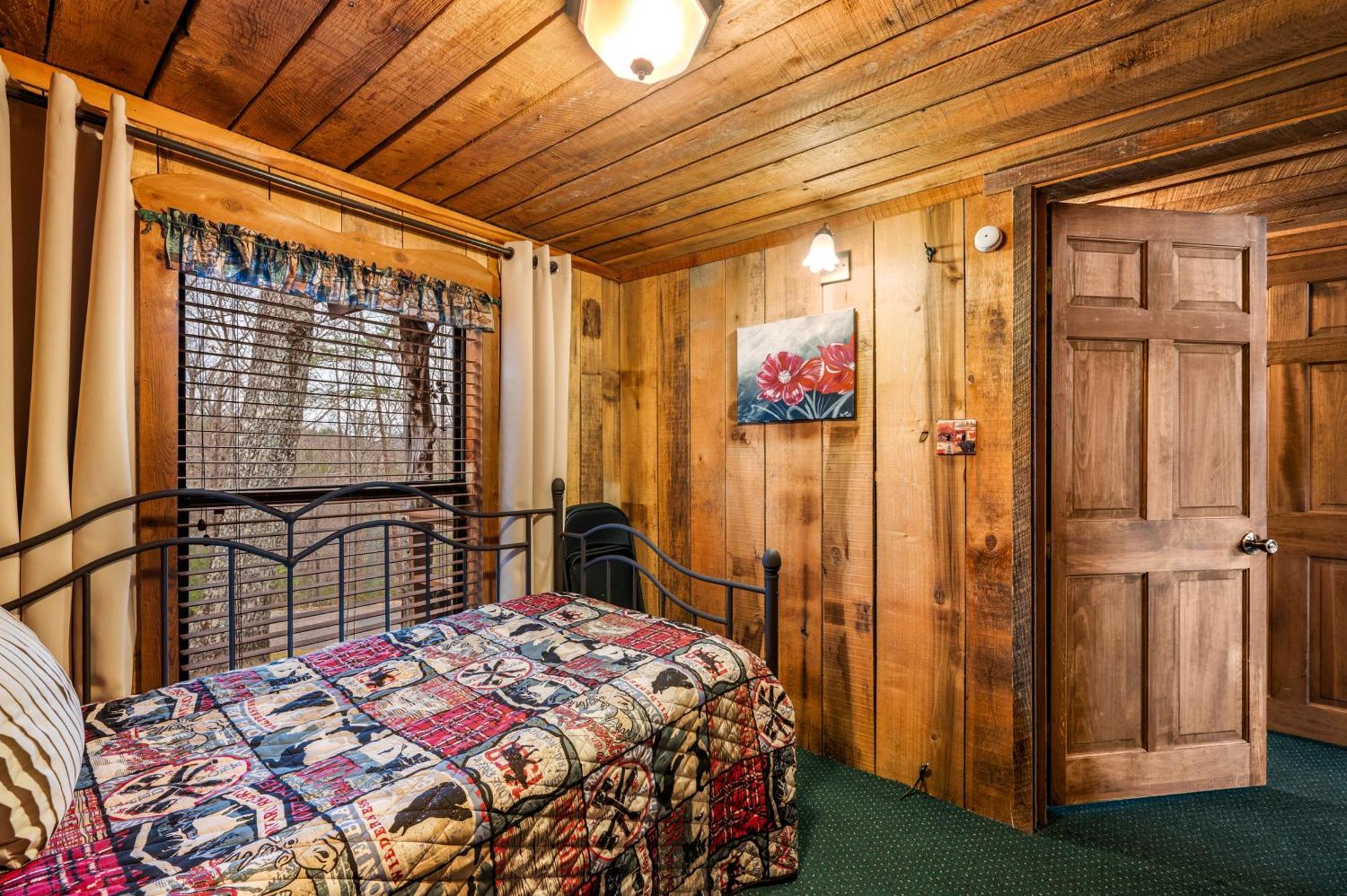 Authentic, Rustic, Cute & Cozy! * Pigeon Forge